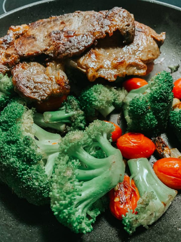 Pan-Seared Steak with Broccoli & Tomatoes