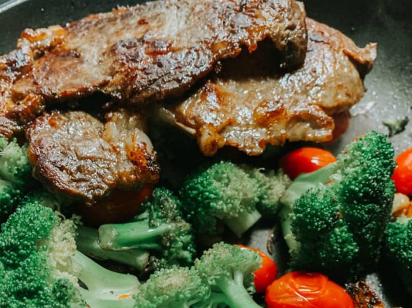 Pan-Seared Steak with Broccoli & Tomatoes