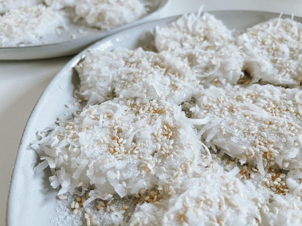 Palitaw (Sweet Flat Rice Cake)