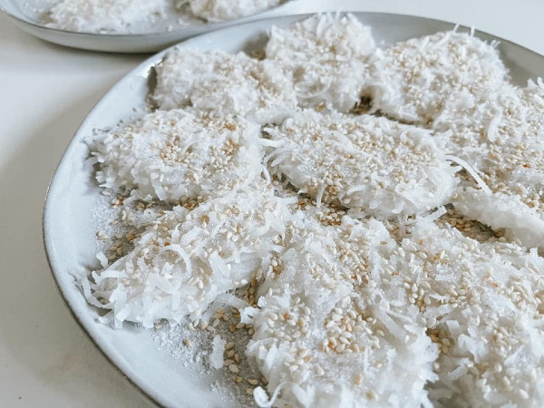 Palitaw (Sweet Flat Rice Cake)